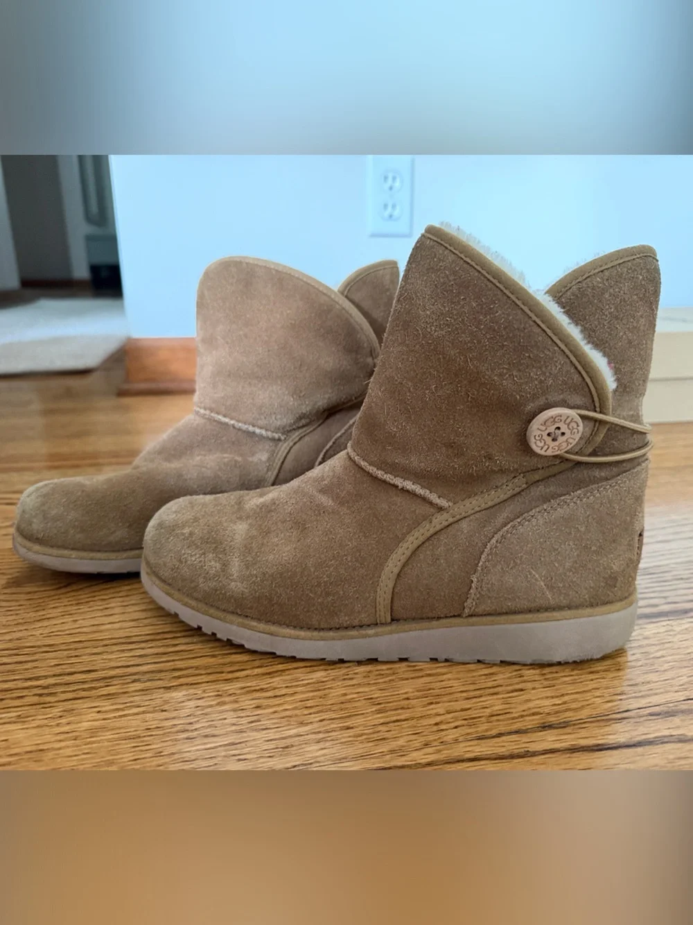 UGG Kids Chestnut Suede Button-Detail Boot